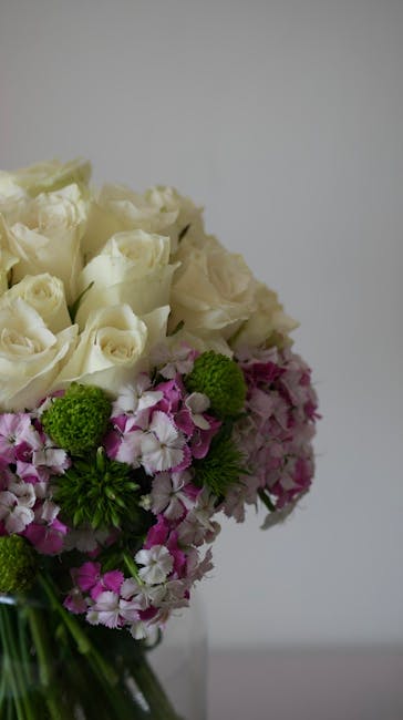 Rosas blancas y flores rosas vibrantes en composición elegante