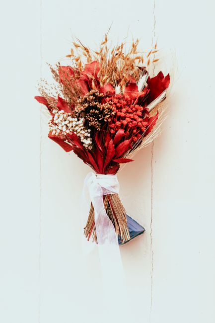 Ramo de flores secas en tonos rojos