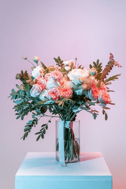 Rosas y verde en jarrón de cristal